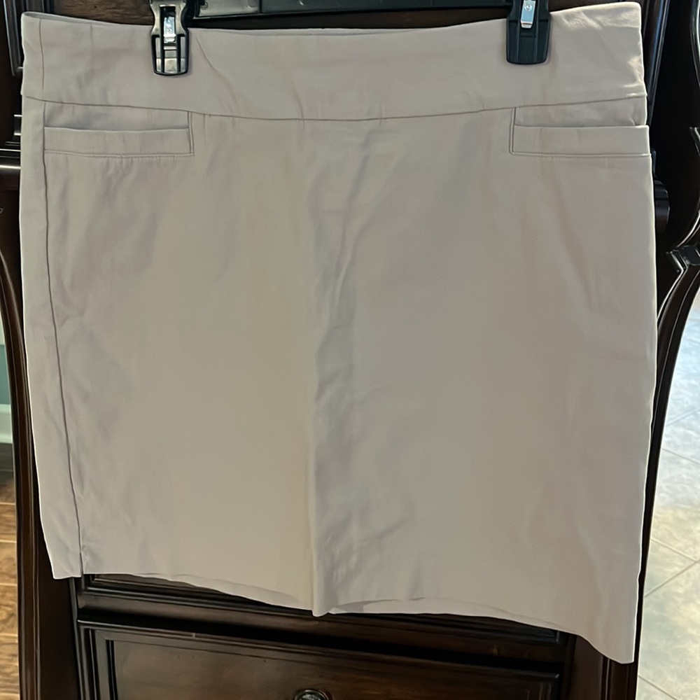 KAHKI SIKRT. SIZE 16. NWOT